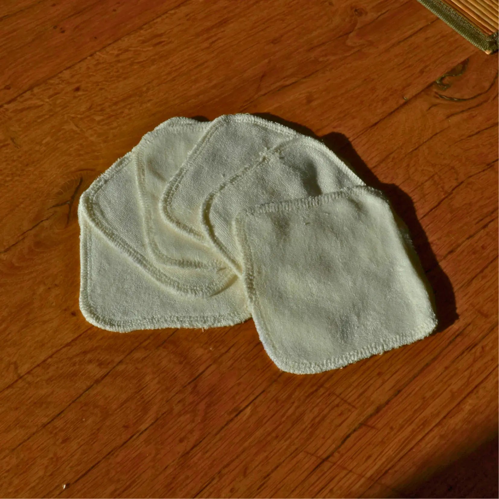 Carrés démaquillants lavables en bambou (5 + 1 offert) – Création artisanale | Le sens des choses – Boutique de bougies parfumées végétales et objets décoratifs écoresponsables