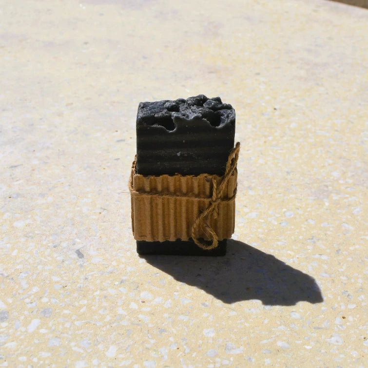 Savon naturel au charbon actif purifiant et détoxifiant – Création artisanale | Le sens des choses – Boutique de bougies parfumées végétales et objets décoratifs écoresponsables