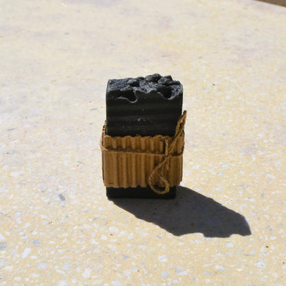 Savon naturel au charbon actif purifiant et détoxifiant – Création artisanale | Le sens des choses – Boutique de bougies parfumées végétales et objets décoratifs écoresponsables