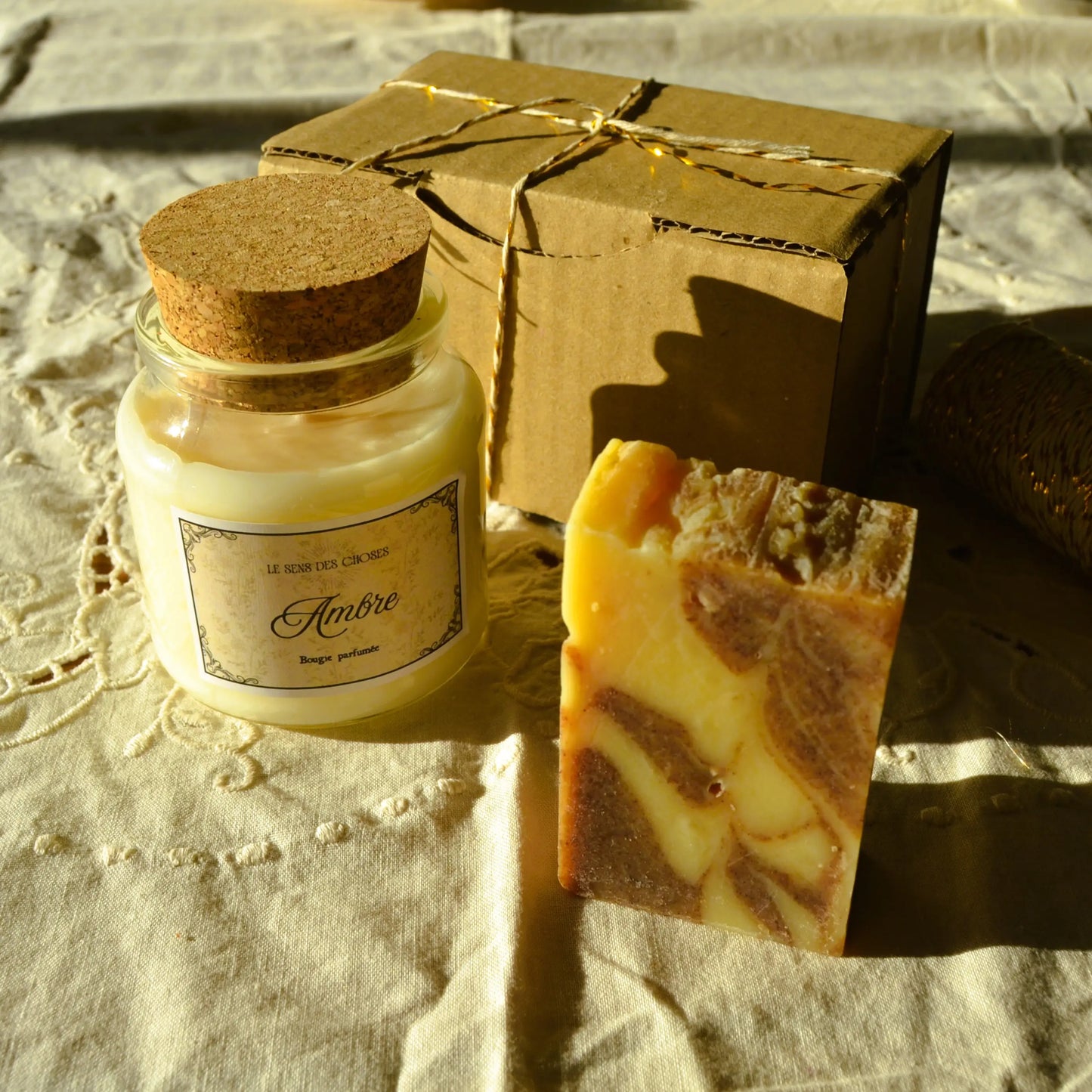 Coffret-cadeau « Un moment pour soi » — bougie parfumée et savon artisanal – Création artisanale | Le sens des choses – Boutique de bougies parfumées végétales et objets décoratifs écoresponsables