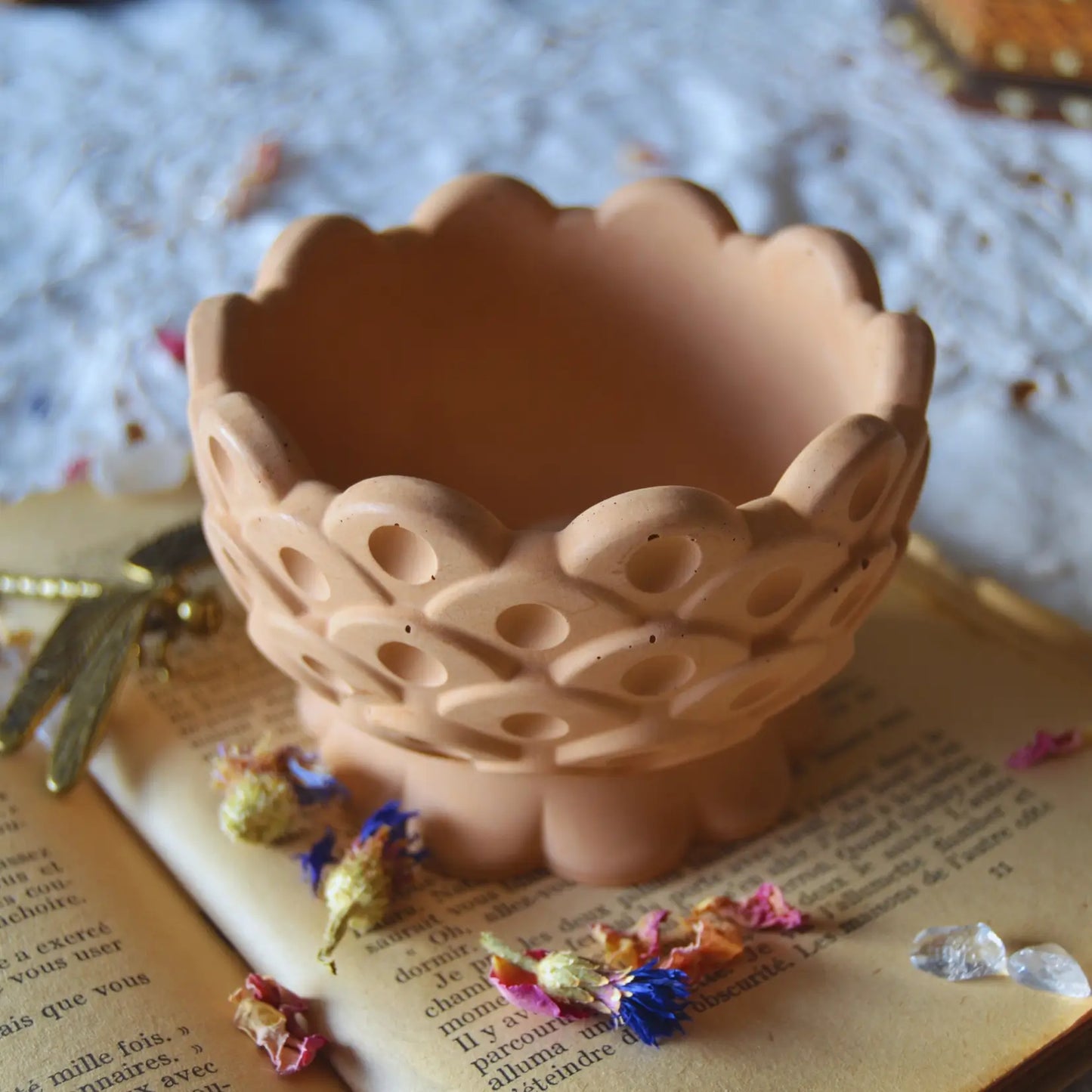 Gaïa — Coupe décorative artisanale en jesmonite terracotta – Création artisanale | Le sens des choses – Boutique de bougies parfumées végétales, décorations et savons