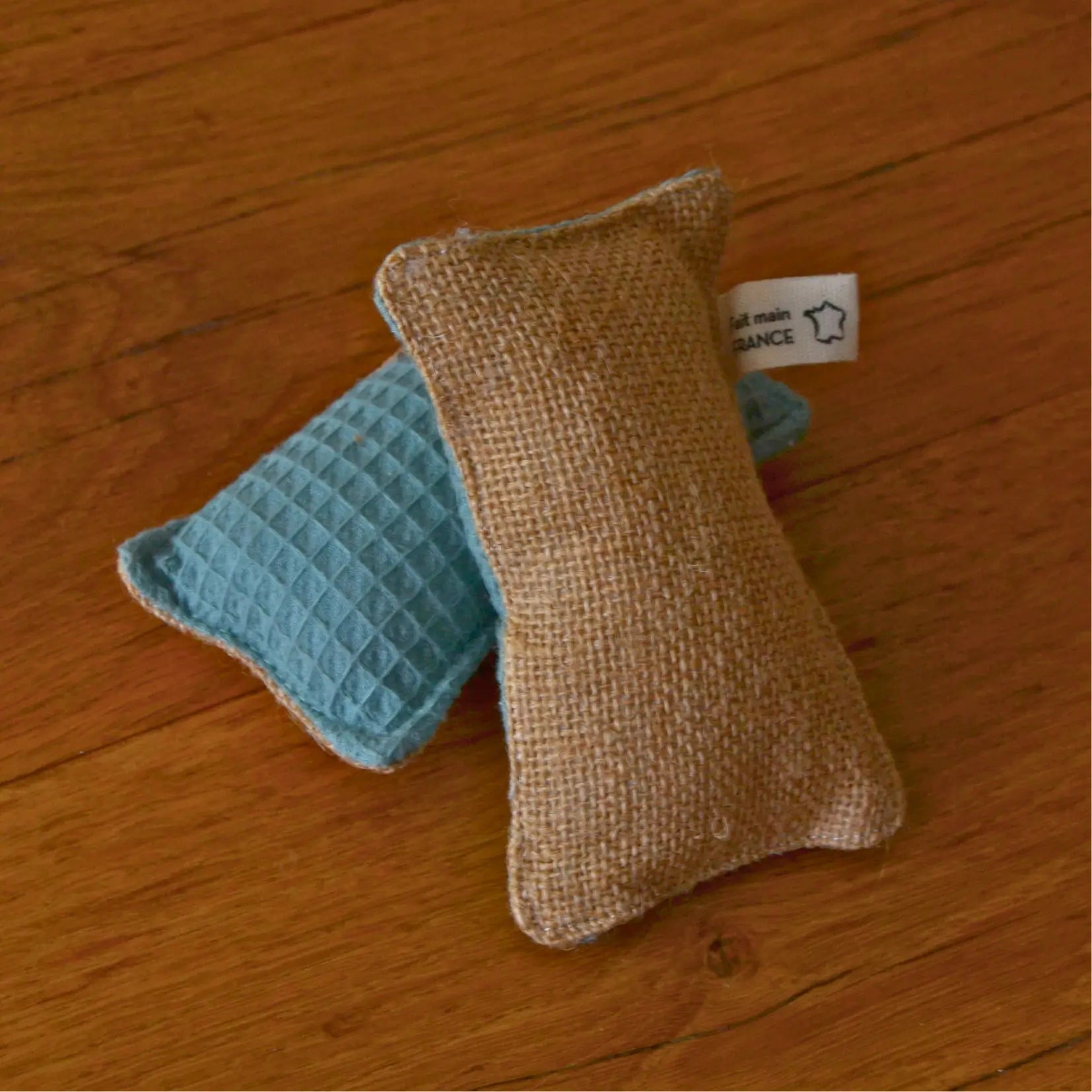 Éponge vaisselle lavable en coton bio et jute – Création artisanale | Le sens des choses – Boutique de bougies parfumées végétales et objets décoratifs écoresponsables