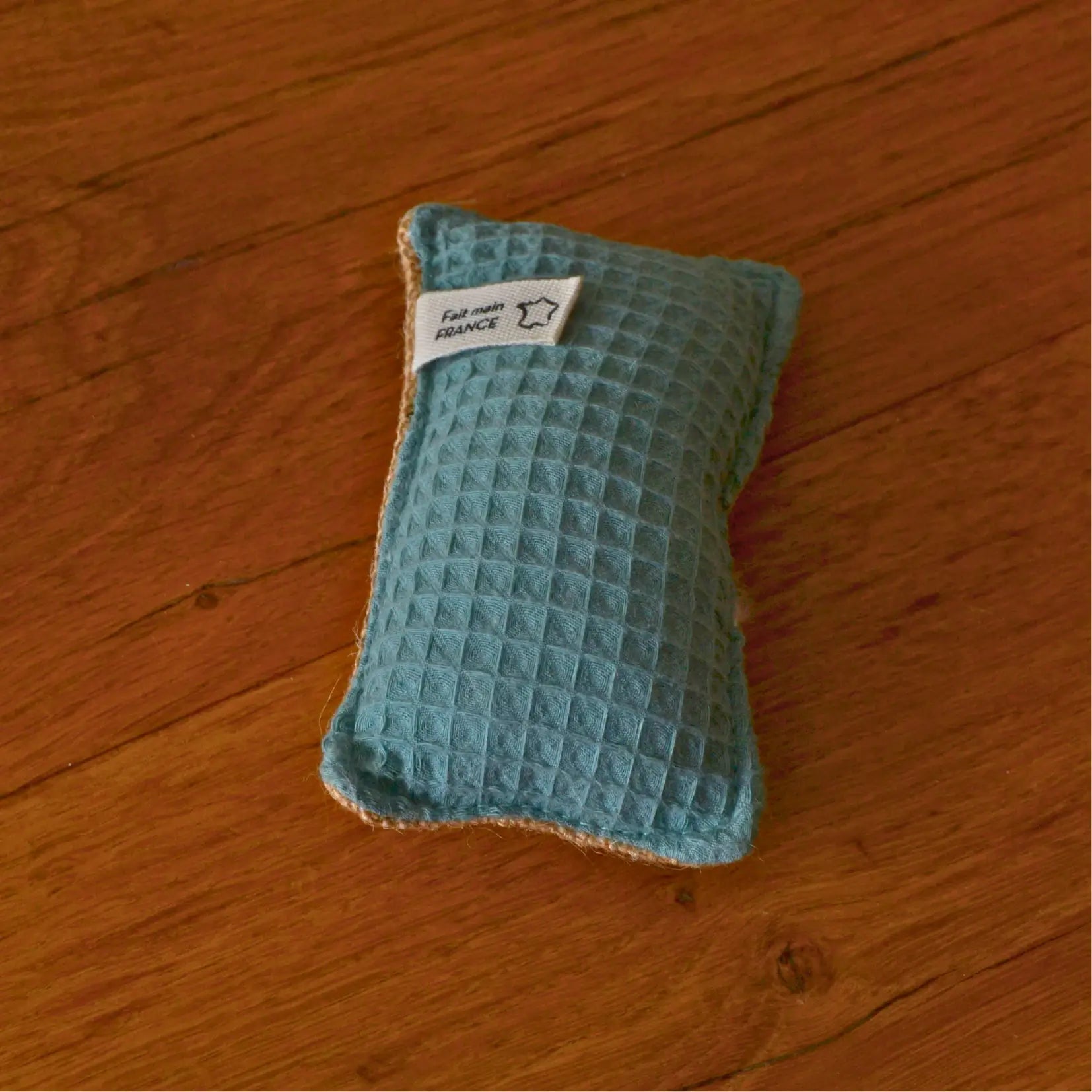 Éponge vaisselle lavable en coton bio et jute – Création artisanale | Le sens des choses – Boutique de bougies parfumées végétales et objets décoratifs écoresponsables