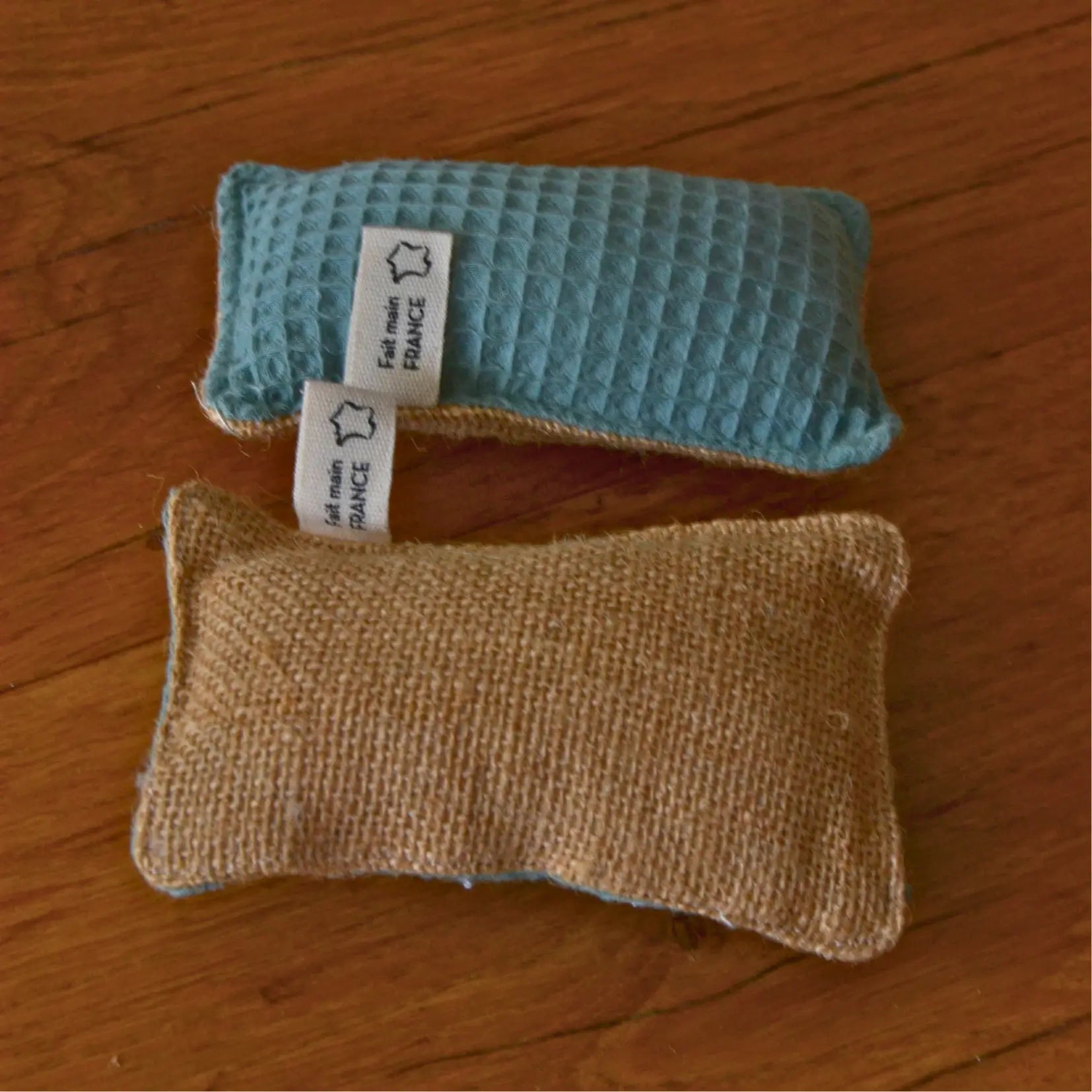 Éponge vaisselle lavable en coton bio et jute – Création artisanale | Le sens des choses – Boutique de bougies parfumées végétales et objets décoratifs écoresponsables