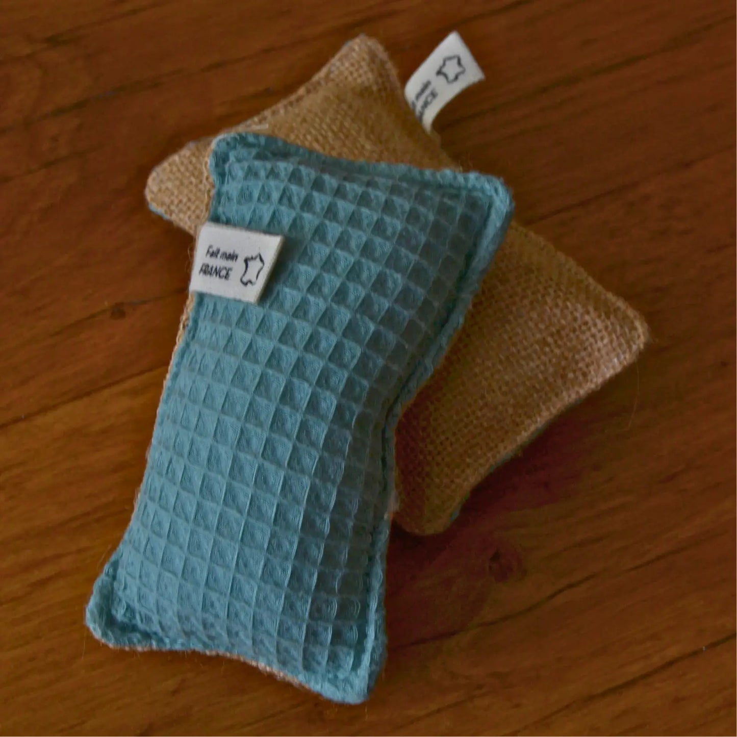 Éponge vaisselle lavable en coton bio et jute – Création artisanale | Le sens des choses – Boutique de bougies parfumées végétales et objets décoratifs écoresponsables