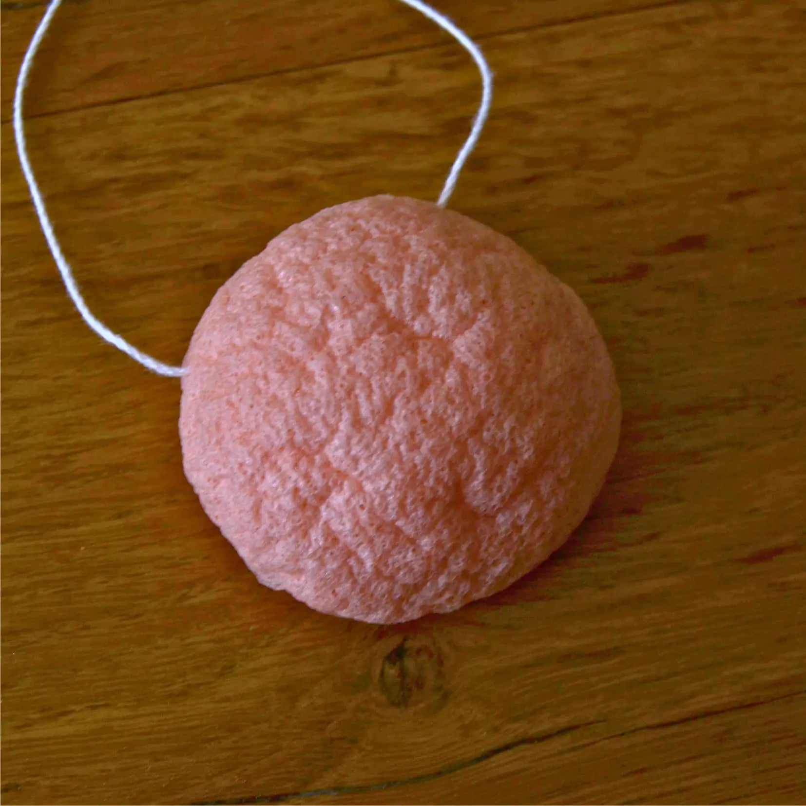 Éponge konjac naturelle enrichie à l’argile rose – Création artisanale | Le sens des choses – Boutique de bougies parfumées végétales et objets décoratifs écoresponsables