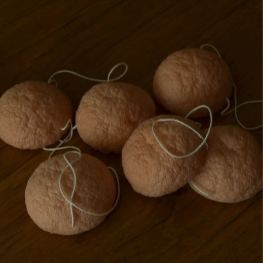 Éponge konjac naturelle enrichie à l’argile rose – Création artisanale | Le sens des choses – Boutique de bougies parfumées végétales, décorations et savons