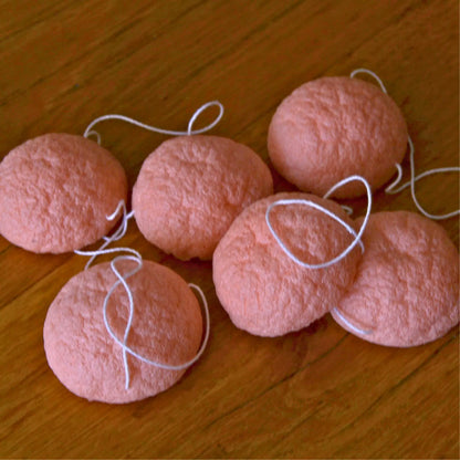 Éponge konjac naturelle enrichie à l’argile rose – Création artisanale | Le sens des choses – Boutique de bougies parfumées végétales et objets décoratifs écoresponsables