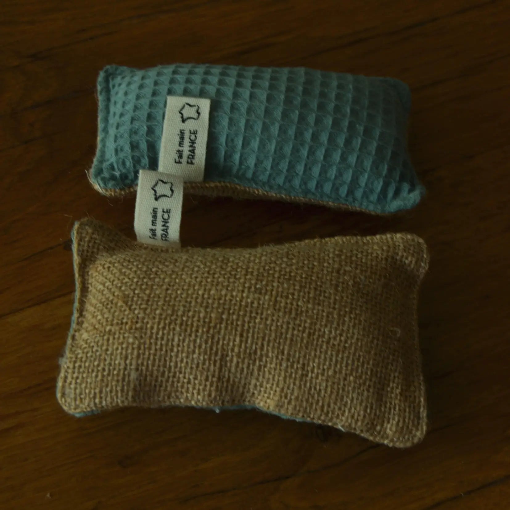 Éponge vaisselle lavable en coton bio et jute – Création artisanale | Le sens des choses – Boutique de bougies parfumées végétales, décorations et savons