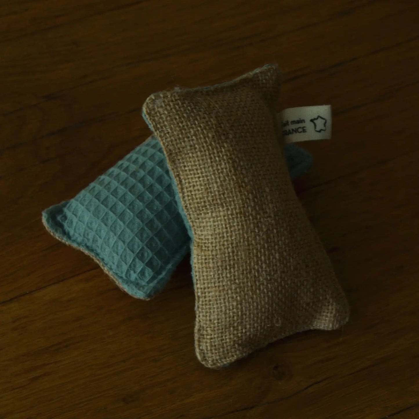 Éponge vaisselle lavable en coton bio et jute – Création artisanale | Le sens des choses – Boutique de bougies parfumées végétales, décorations et savons