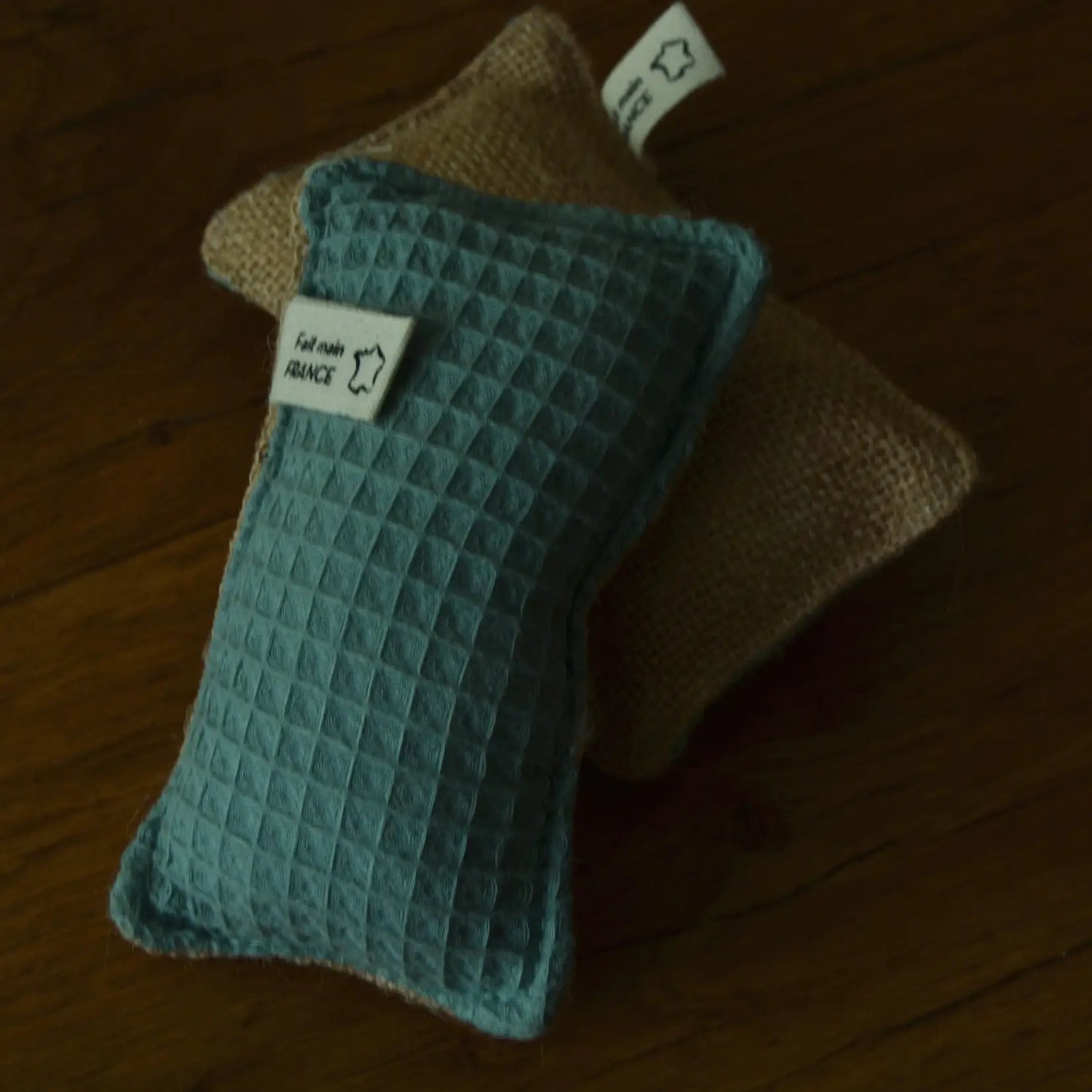 Éponge vaisselle lavable en coton bio et jute – Création artisanale | Le sens des choses – Boutique de bougies parfumées végétales, décorations et savons