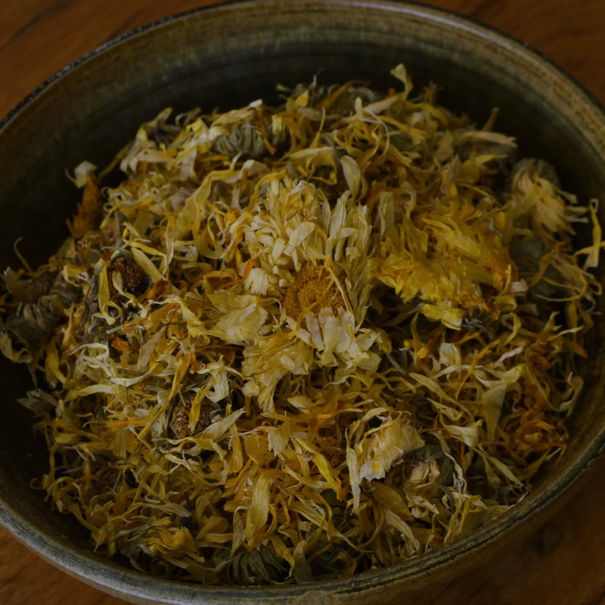 Fleurs de calendula séchées (Calendula Officinalis) – Création artisanale | Le sens des choses – Boutique de bougies parfumées végétales et objets décoratifs écoresponsables