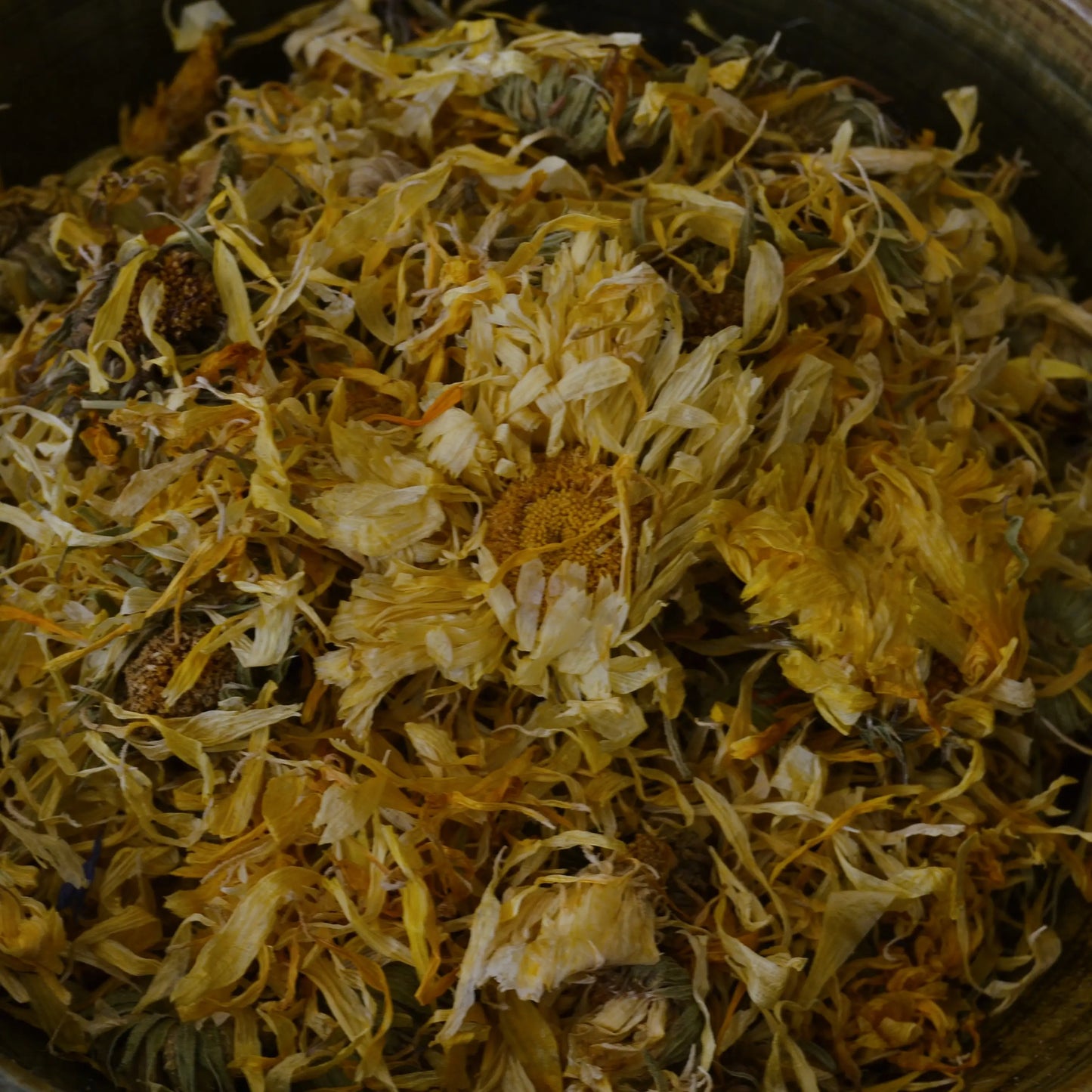Fleurs de calendula séchées (Calendula Officinalis) – Création artisanale | Le sens des choses – Boutique de bougies parfumées végétales et objets décoratifs écoresponsables