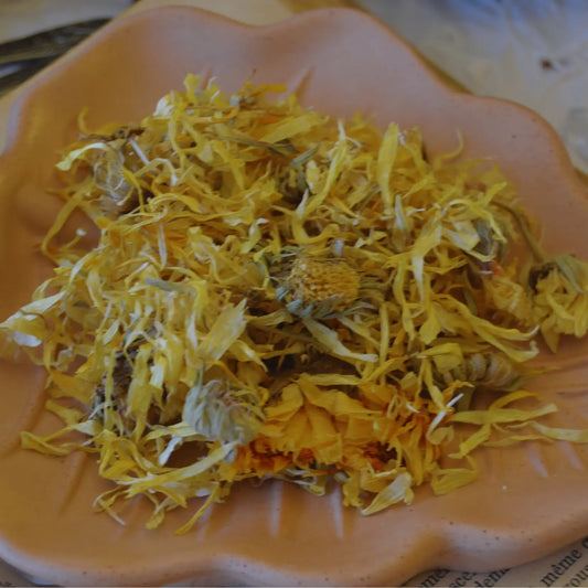 Fleurs de souci séchées (Calendula Officinalis) – Création artisanale | Le sens des choses – Boutique de bougies parfumées végétales, décorations et savons