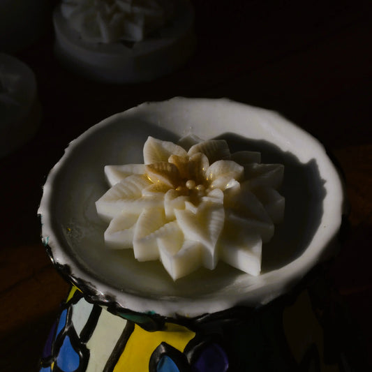 Fondant parfumé à la fleur de coton — Poinsettia – Création artisanale | Le sens des choses – Boutique de bougies parfumées végétales et objets décoratifs écoresponsables
