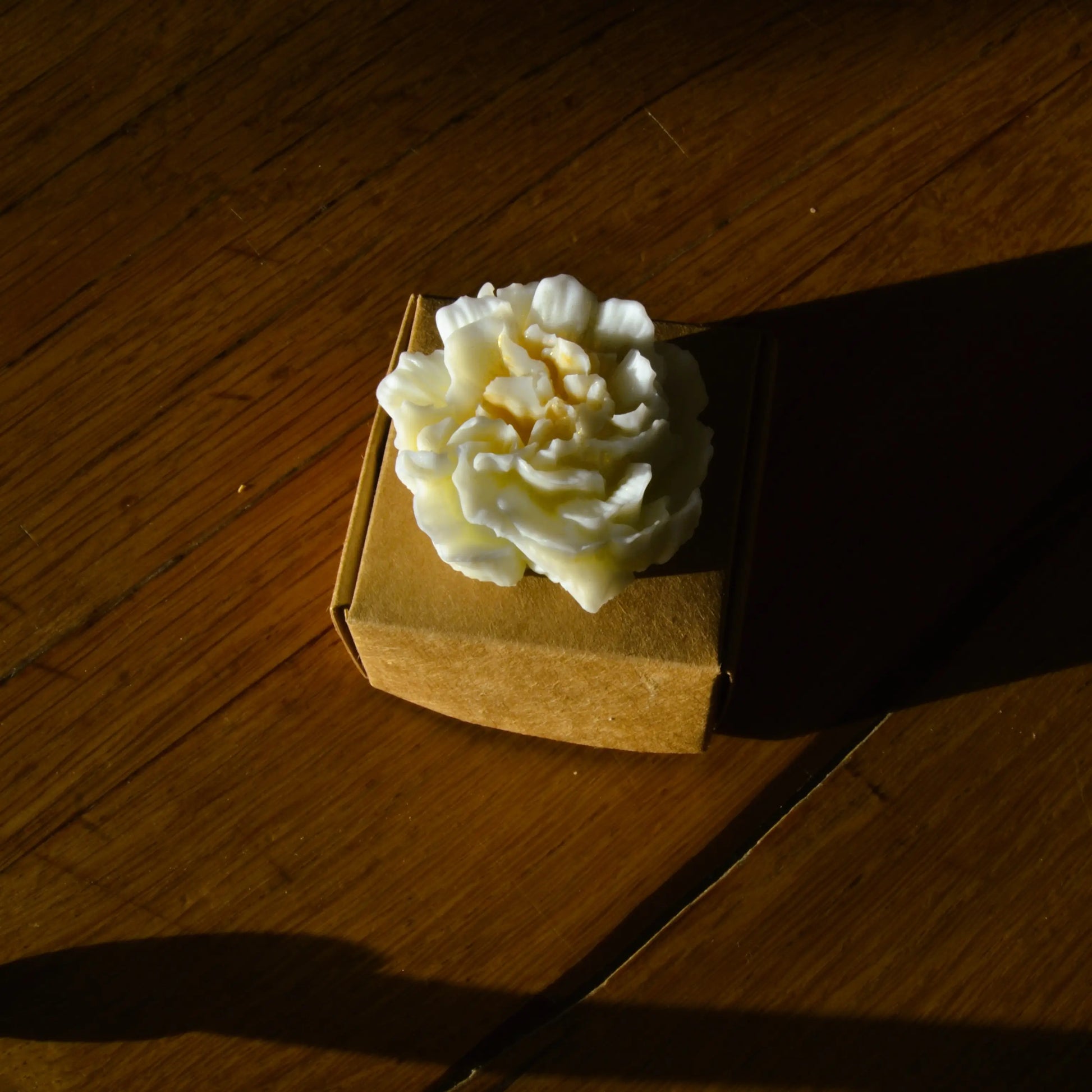 Fondant parfumé au parfum floral — Œillet – Création artisanale | Le sens des choses – Boutique de bougies parfumées végétales et objets décoratifs écoresponsables