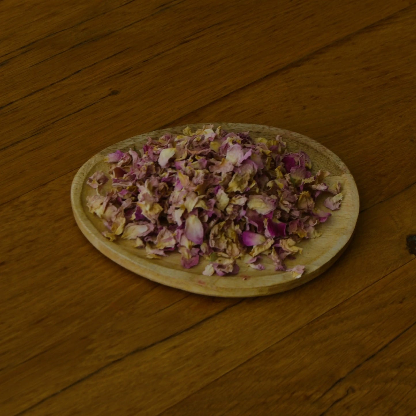 Pétales de rose de Damas séchés (Rosa Damascena) – Création artisanale | Le sens des choses – Boutique de bougies parfumées végétales et objets décoratifs écoresponsables