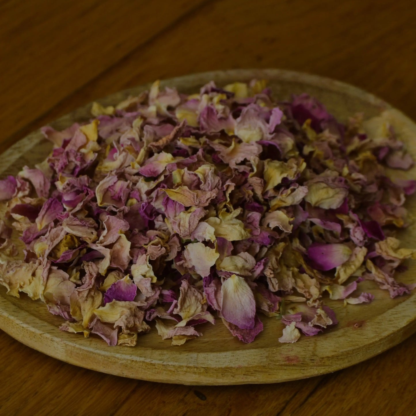 Pétales de rose de Damas séchés (Rosa Damascena) – Création artisanale | Le sens des choses – Boutique de bougies parfumées végétales et objets décoratifs écoresponsables