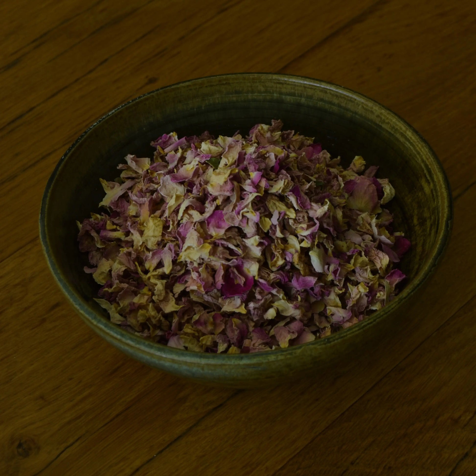 Pétales de rose de Damas séchés (Rosa Damascena) – Création artisanale | Le sens des choses – Boutique de bougies parfumées végétales et objets décoratifs écoresponsables