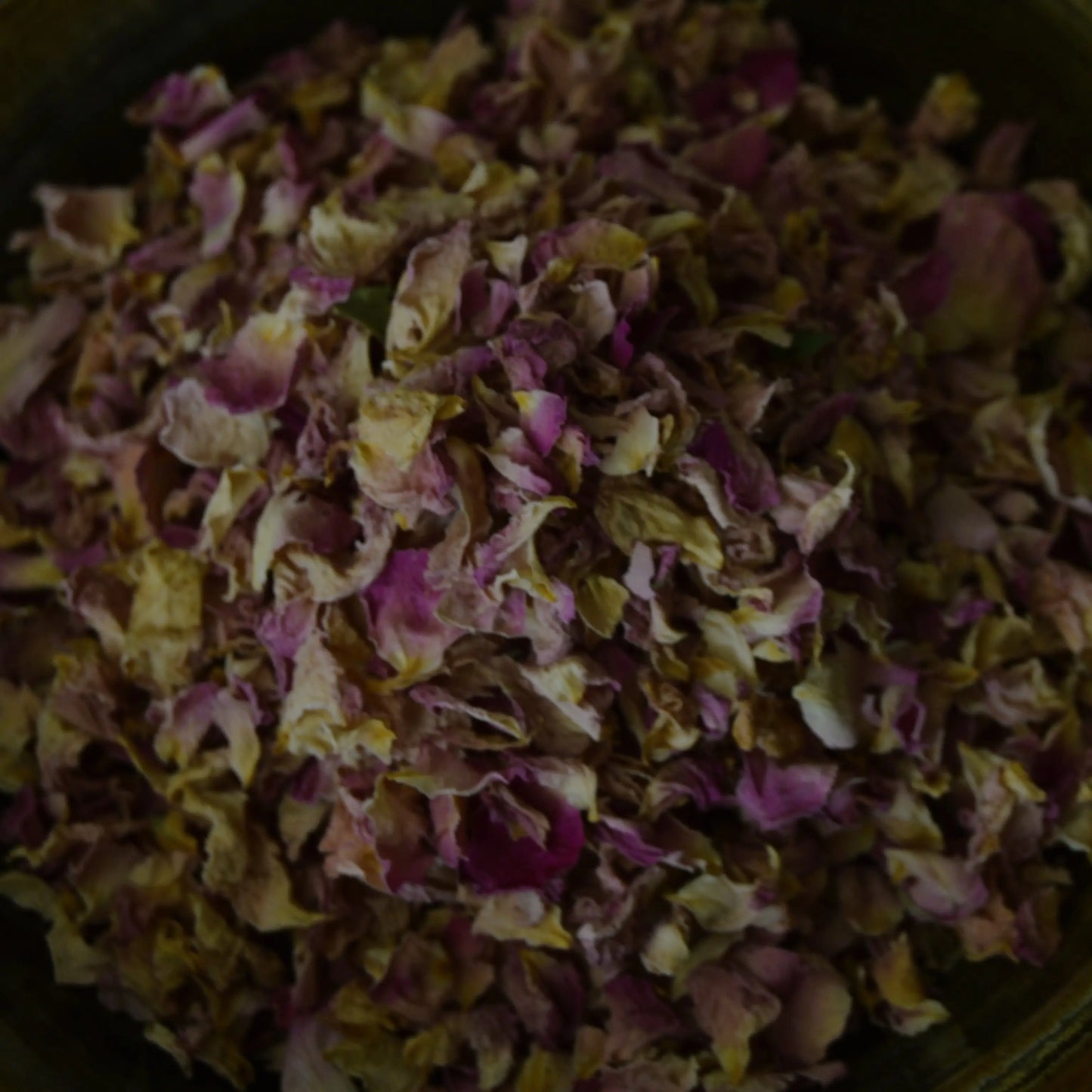 Pétales de rose de Damas séchés (Rosa Damascena) – Création artisanale | Le sens des choses – Boutique de bougies parfumées végétales et objets décoratifs écoresponsables