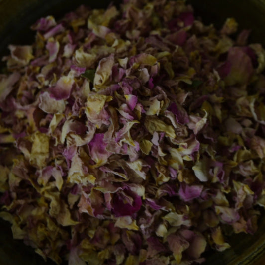 Pétales de rose de Damas séchés (Rosa Damascena) – Création artisanale | Le sens des choses – Boutique de bougies parfumées végétales et objets décoratifs écoresponsables