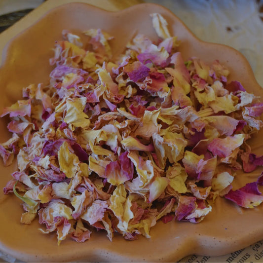 Pétales de rose de Damas séchés (Rosa Damascena) – Création artisanale | Le sens des choses – Boutique de bougies parfumées végétales, décorations et savons