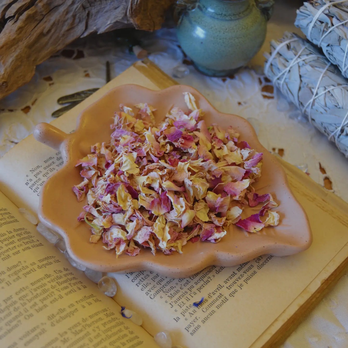 Pétales de rose de Damas séchés (Rosa Damascena) – Création artisanale | Le sens des choses – Boutique de bougies parfumées végétales, décorations et savons