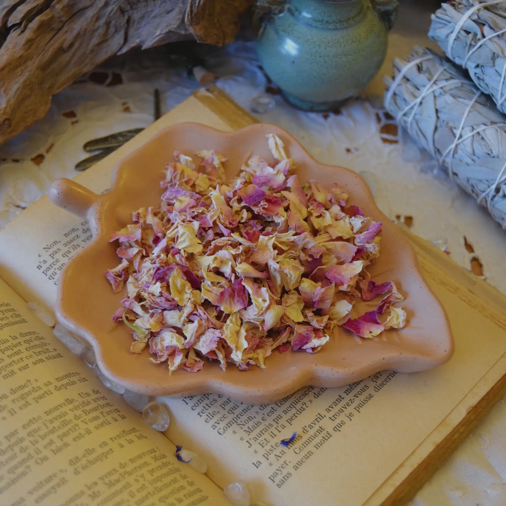 Pétales de rose de Damas séchés (Rosa Damascena) – Création artisanale | Le sens des choses – Boutique de bougies parfumées végétales, décorations et savons