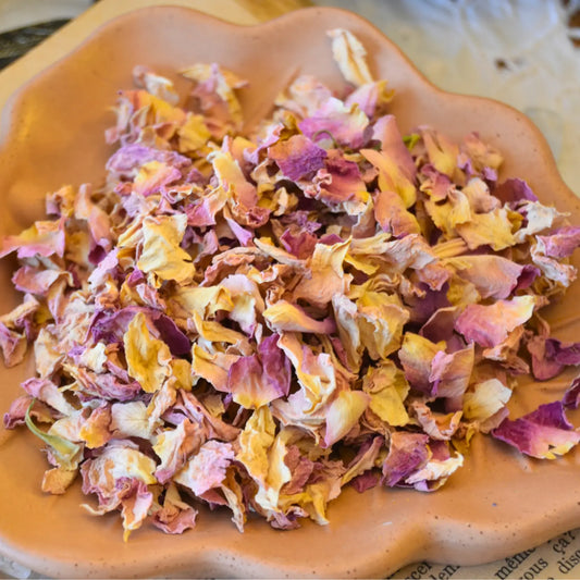 Pétales de rose de Damas séchés (Rosa Damascena) – Création artisanale | Le sens des choses – Boutique de bougies parfumées végétales et objets décoratifs écoresponsables