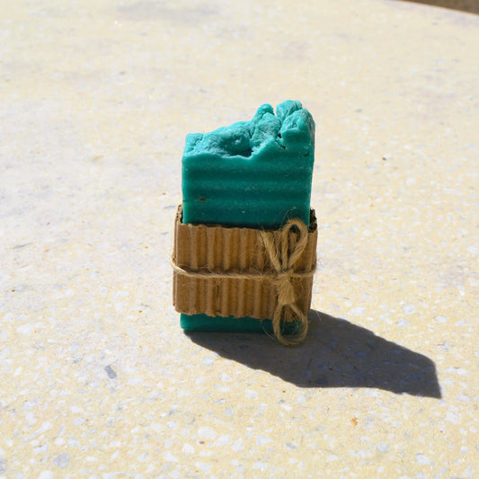 Savon artisanal à la pierre ponce exfoliant et purifiant – Création artisanale | Le sens des choses – Boutique de bougies parfumées végétales et objets décoratifs écoresponsables