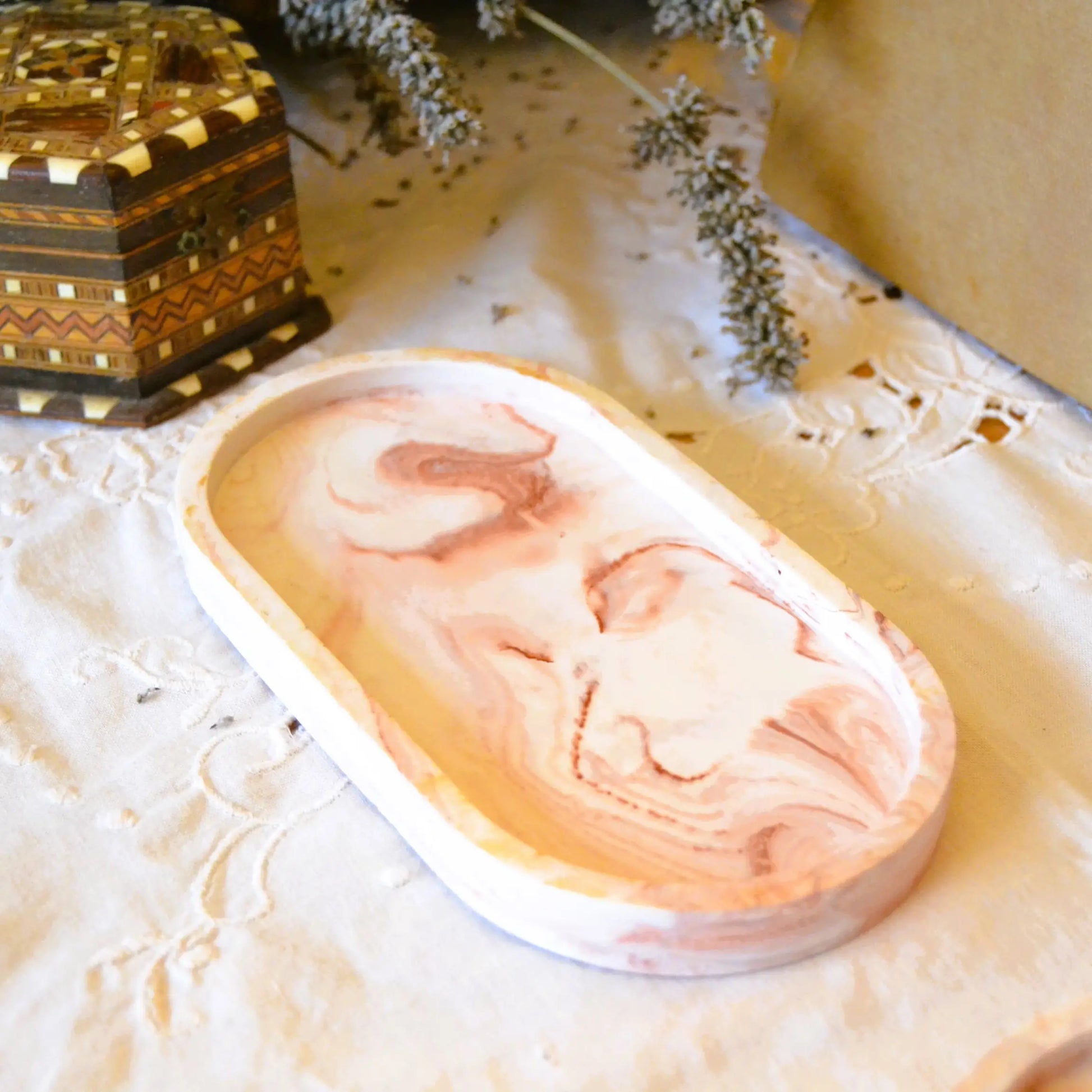 Iris — Plateau en jesmonite marbrée terracotta – Création artisanale | Le sens des choses – Boutique de bougies parfumées végétales et objets décoratifs écoresponsables