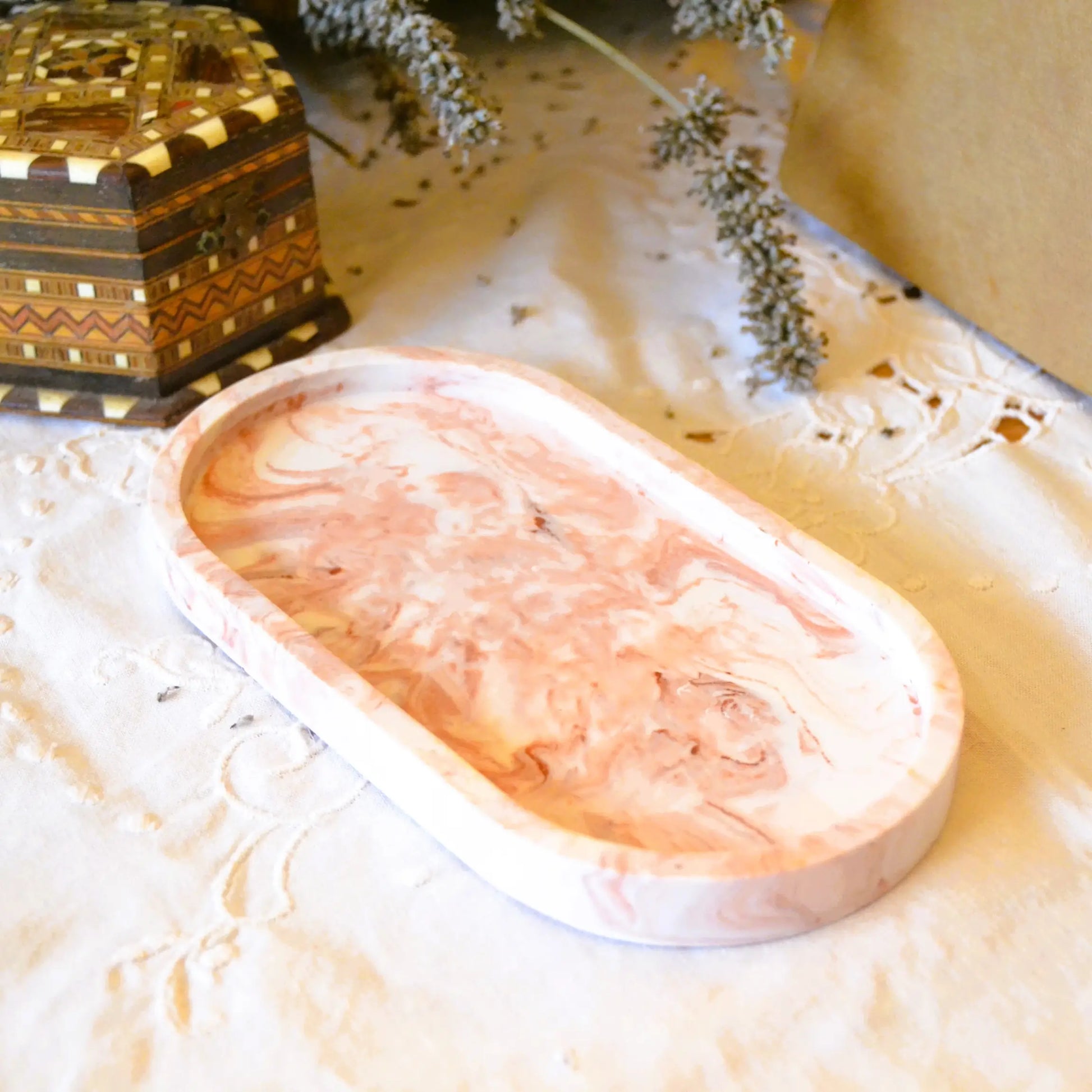 Iris — Plateau en jesmonite marbrée terracotta – Création artisanale | Le sens des choses – Boutique de bougies parfumées végétales et objets décoratifs écoresponsables