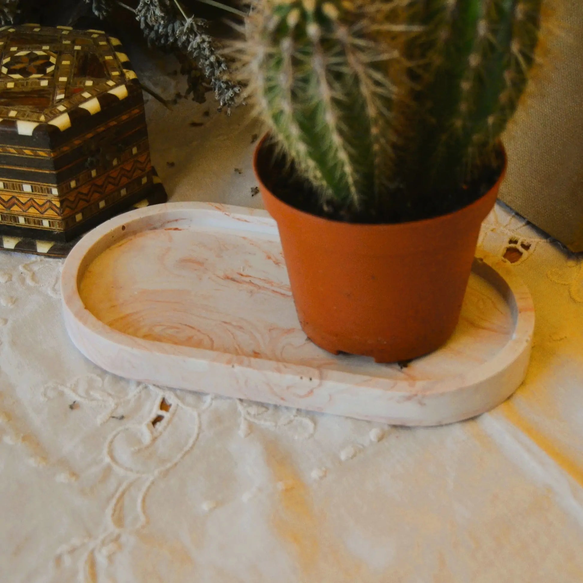 Iris — Plateau en jesmonite marbrée terracotta – Création artisanale | Le sens des choses – Boutique de bougies parfumées végétales et objets décoratifs écoresponsables