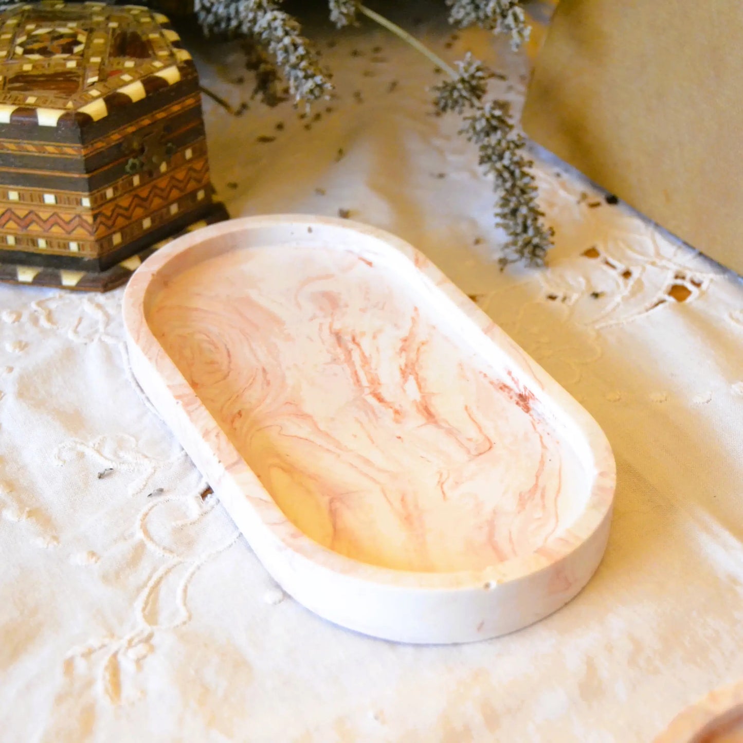 Iris — Plateau en jesmonite marbrée terracotta – Création artisanale | Le sens des choses – Boutique de bougies parfumées végétales et objets décoratifs écoresponsables