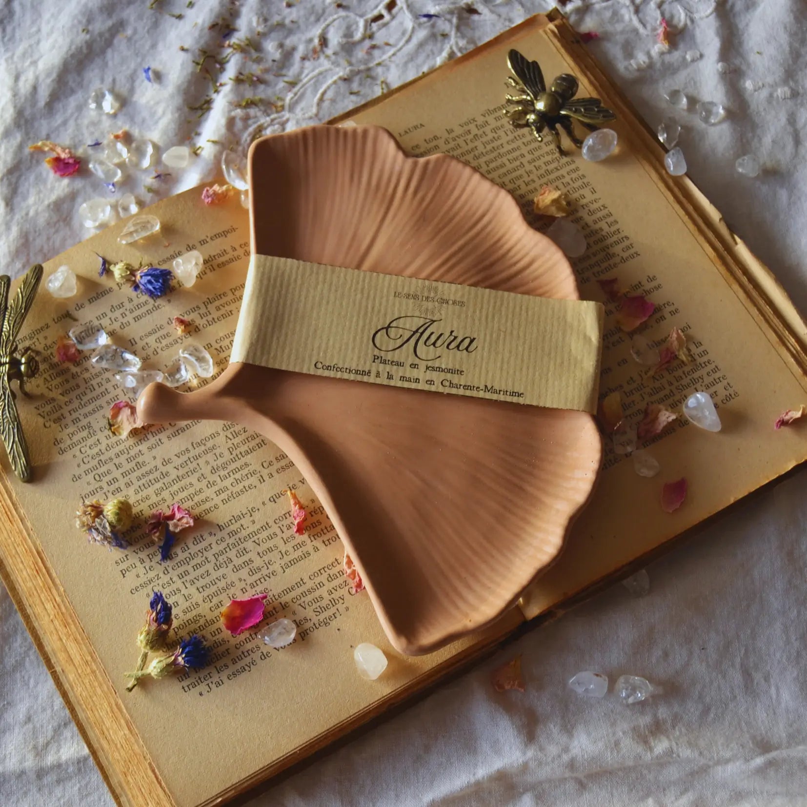 Aura — Plateau feuille de Gingko en jesmonite – Création artisanale | Le sens des choses – Boutique de bougies parfumées végétales, décorations et savons