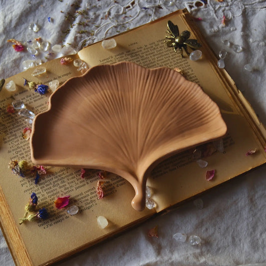 Aura — Plateau feuille de Gingko en jesmonite – Création artisanale | Le sens des choses – Boutique de bougies parfumées végétales, décorations et savons