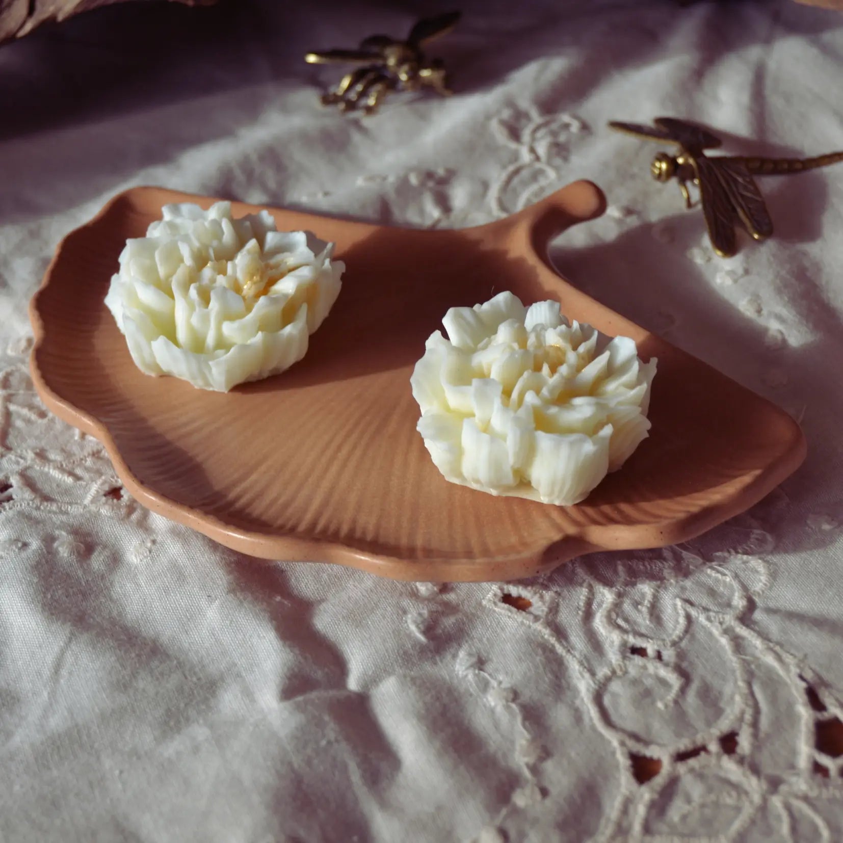 Aura — Plateau feuille de Gingko en jesmonite – Création artisanale | Le sens des choses – Boutique de bougies parfumées végétales, décorations et savons