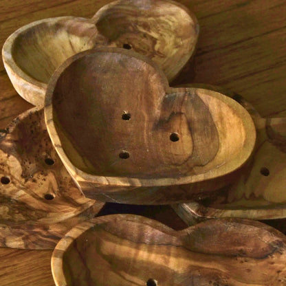 Porte-savon cœur en bois d’olivier artisanal – Création artisanale | Le sens des choses – Boutique de bougies parfumées végétales et objets décoratifs écoresponsables