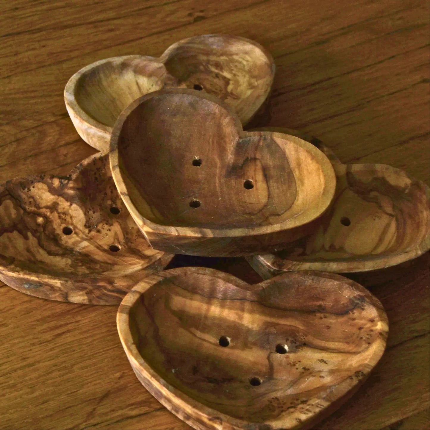 Porte-savon cœur en bois d’olivier artisanal – Création artisanale | Le sens des choses – Boutique de bougies parfumées végétales et objets décoratifs écoresponsables