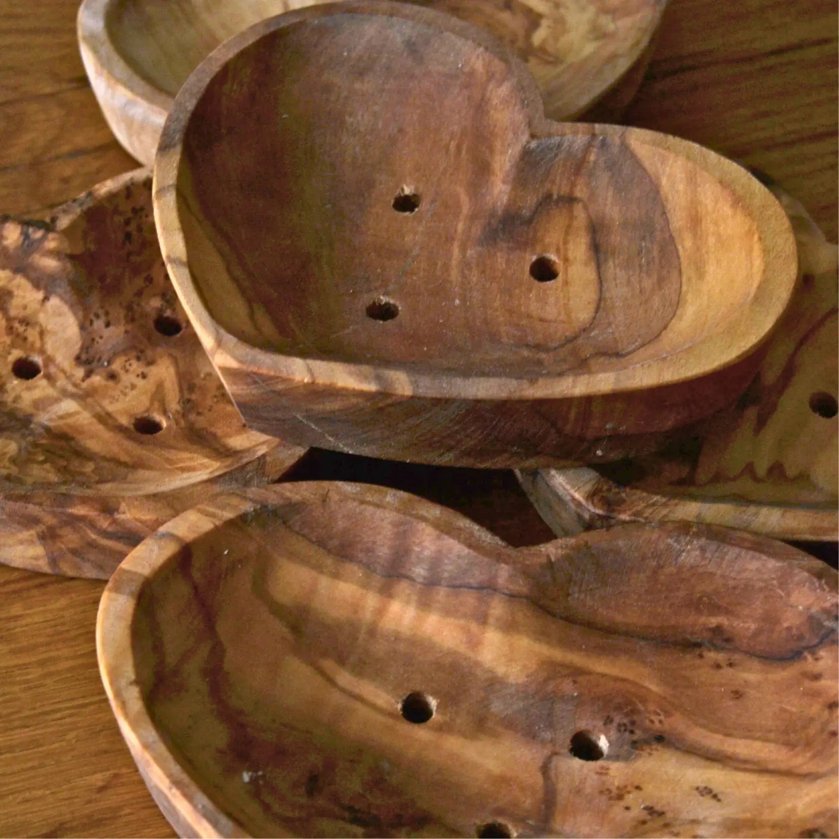 Porte-savon cœur en bois d’olivier artisanal – Création artisanale | Le sens des choses – Boutique de bougies parfumées végétales et objets décoratifs écoresponsables