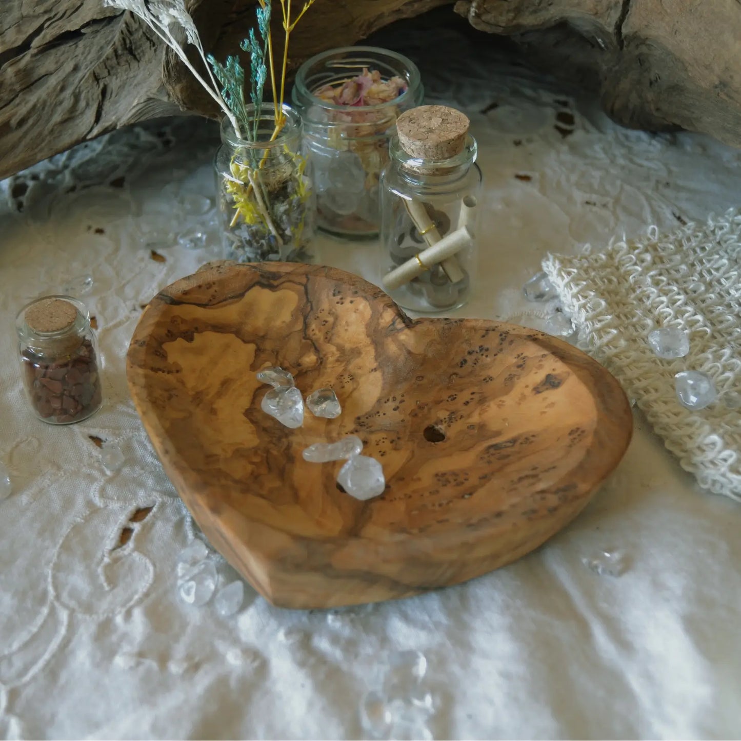 Porte-savon cœur en bois d’olivier artisanal – Création artisanale | Le sens des choses – Boutique de bougies parfumées végétales, décorations et savons