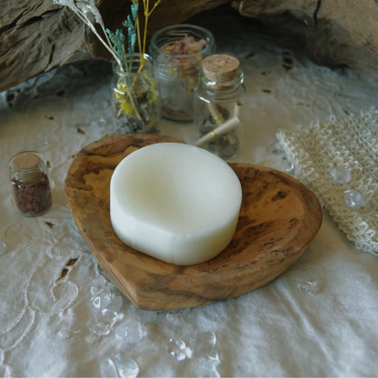 Porte-savon cœur en bois d’olivier artisanal – Création artisanale | Le sens des choses – Boutique de bougies parfumées végétales, décorations et savons