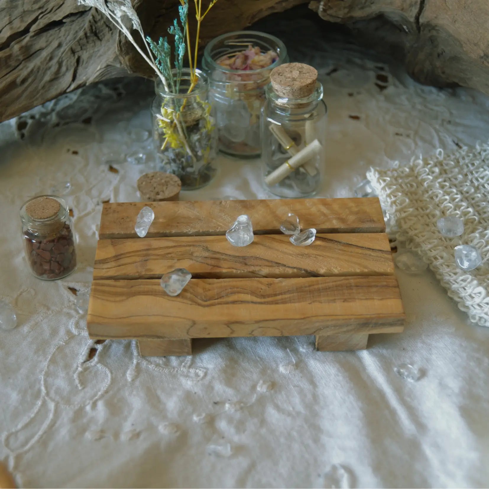 Porte-savon palette en bois d’olivier artisanal – Création artisanale | Le sens des choses – Boutique de bougies parfumées végétales, décorations et savons