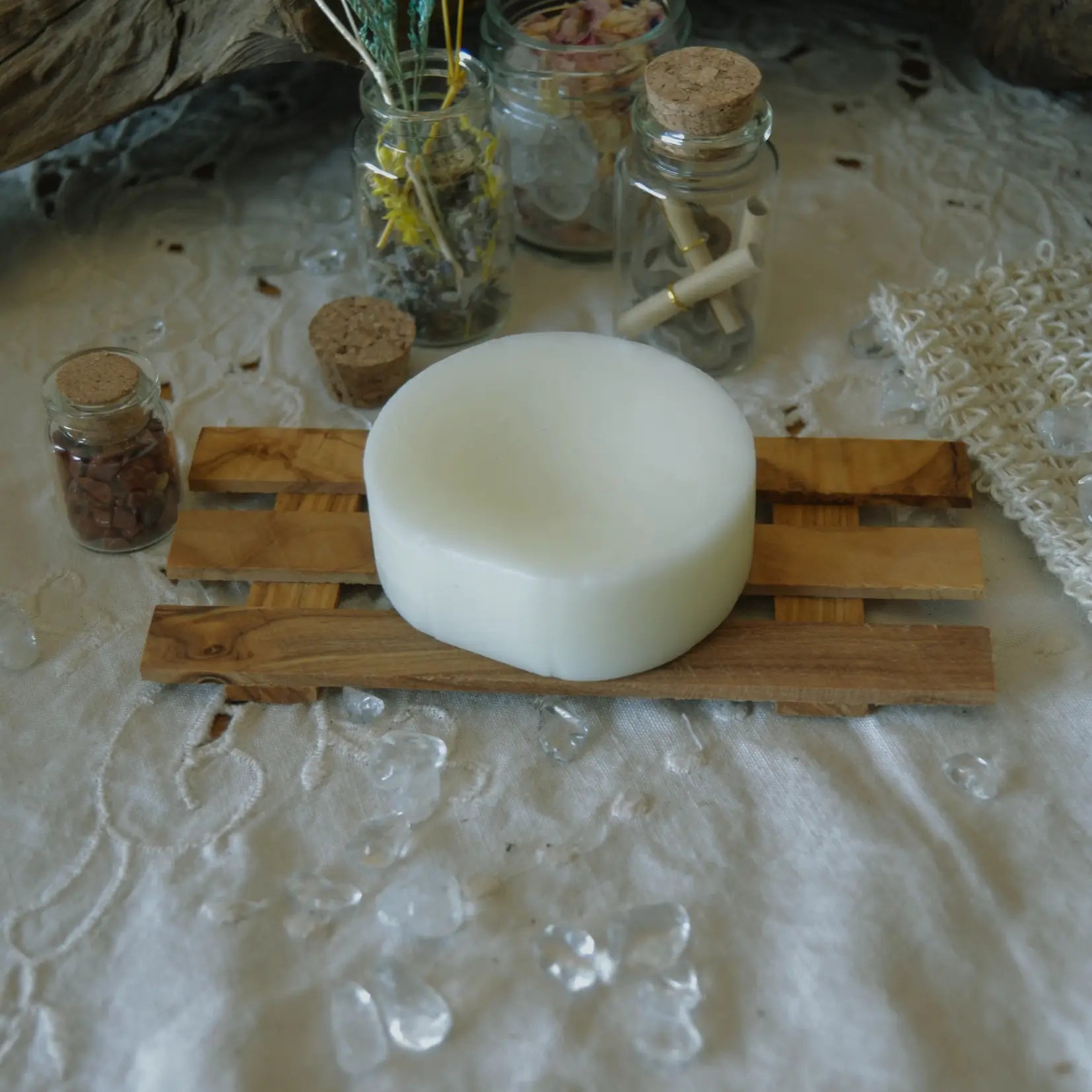 Porte-savon palette en bois d’olivier artisanal – Création artisanale | Le sens des choses – Boutique de bougies parfumées végétales, décorations et savons