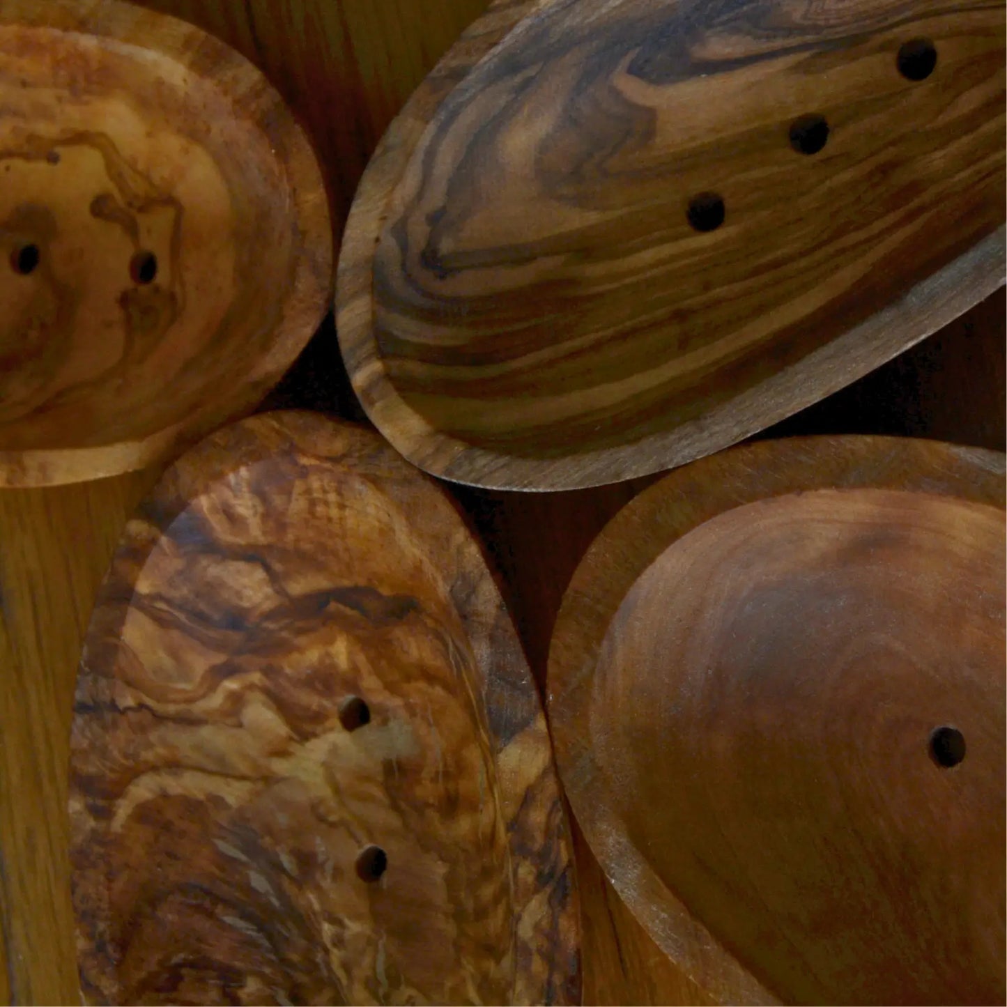 Porte-savon oval en bois d’olivier artisanal – Création artisanale | Le sens des choses – Boutique de bougies parfumées végétales et objets décoratifs écoresponsables