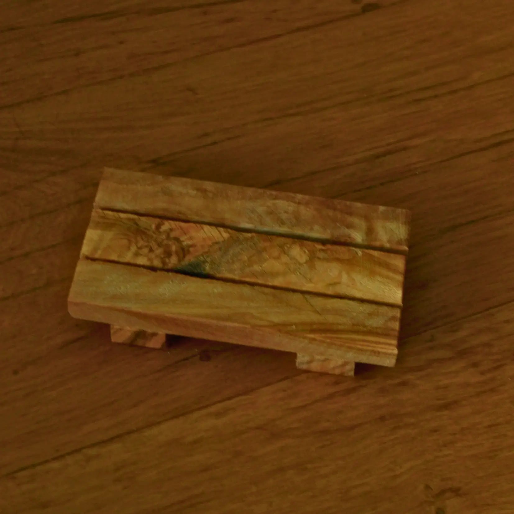 Porte-savon palette en bois d’olivier artisanal – Création artisanale | Le sens des choses – Boutique de bougies parfumées végétales et objets décoratifs écoresponsables
