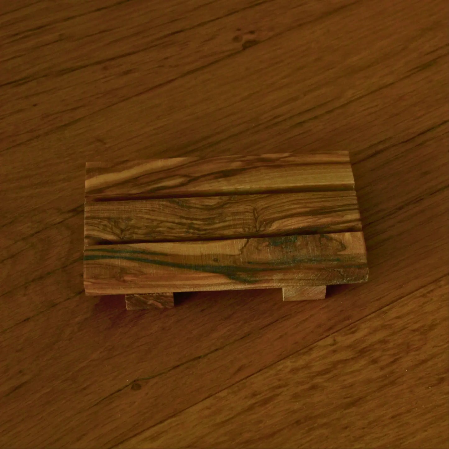 Porte-savon palette en bois d’olivier artisanal – Création artisanale | Le sens des choses – Boutique de bougies parfumées végétales et objets décoratifs écoresponsables