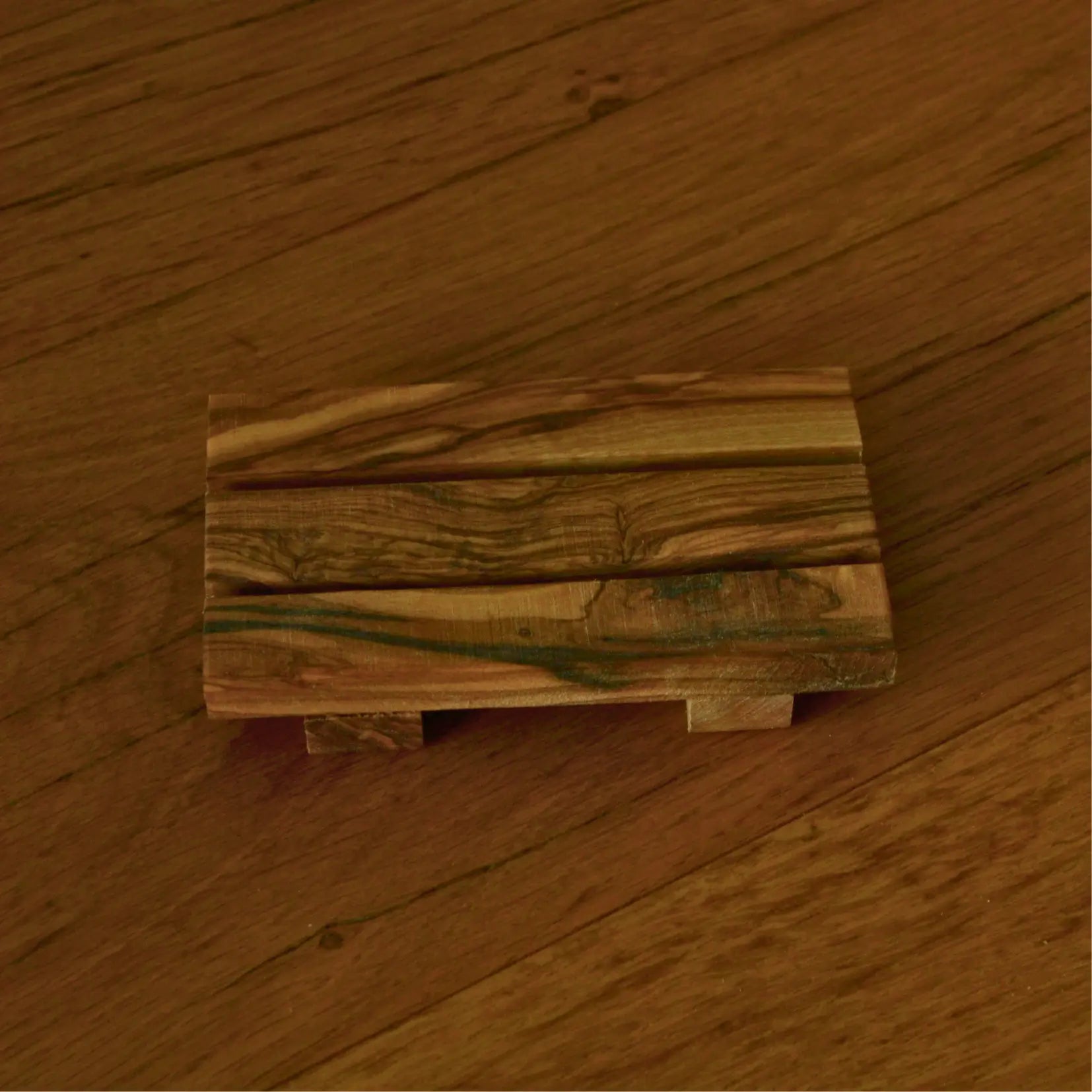 Porte-savon palette en bois d’olivier artisanal – Création artisanale | Le sens des choses – Boutique de bougies parfumées végétales et objets décoratifs écoresponsables