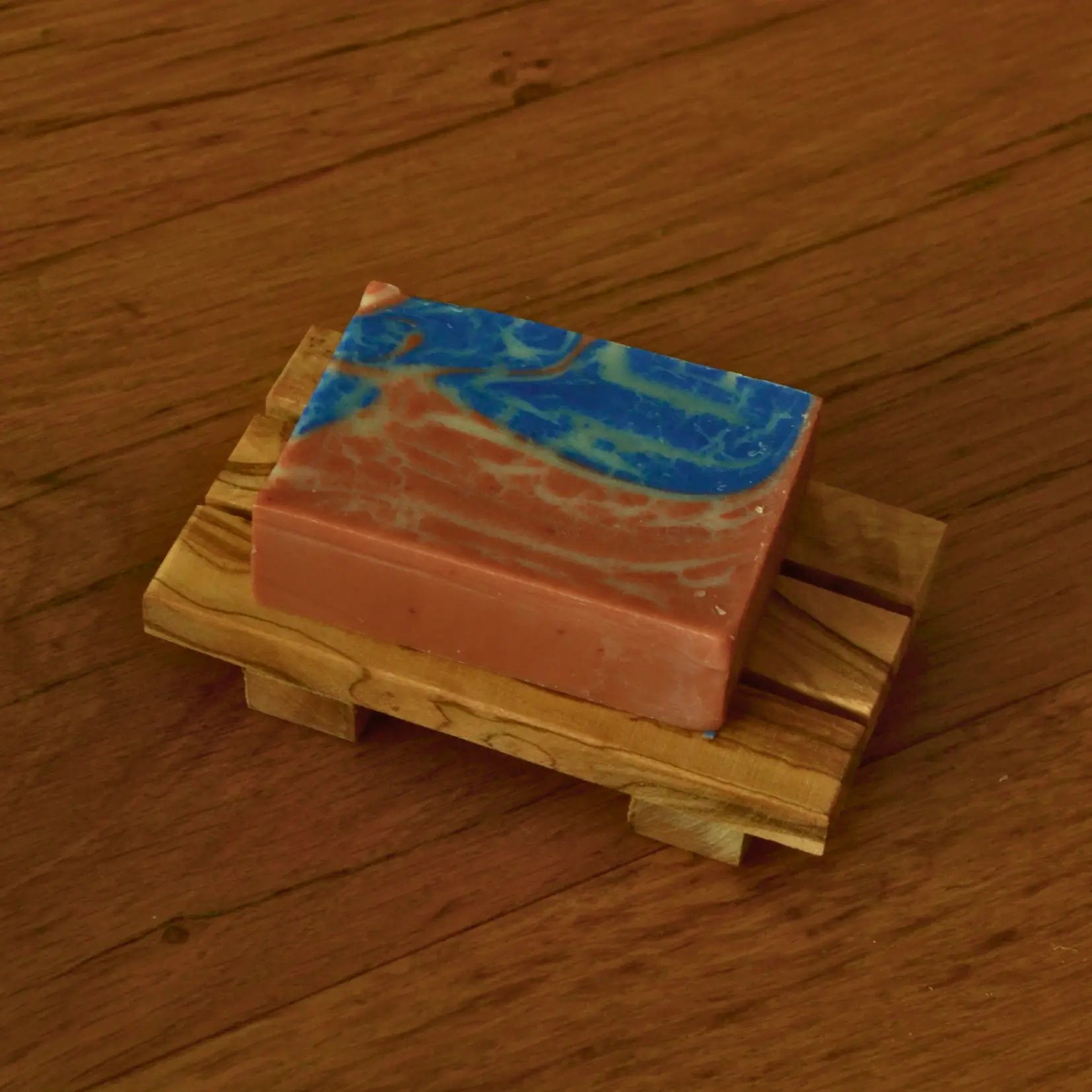 Porte-savon palette en bois d’olivier artisanal – Création artisanale | Le sens des choses – Boutique de bougies parfumées végétales et objets décoratifs écoresponsables