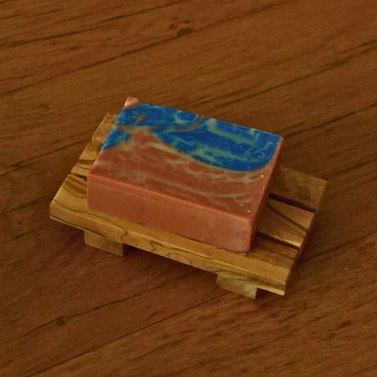 Porte-savon palette en bois d’olivier artisanal – Création artisanale | Le sens des choses – Boutique de bougies parfumées végétales et objets décoratifs écoresponsables